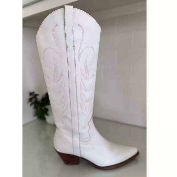 Agency Boot, Size 10, Genuine Leather, Designer Matisse White 2" Heel - Picture 13 of 13